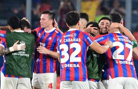 Los jugadores de Cerro Porteño festejan la victoria en un partido ante Alianza Lima por la fase de grupos de la Copa Libertadores 2024 en el estadio La Nueva Olla, en Asunción.