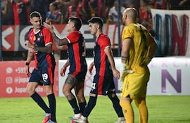 Los jugadores de Cerro Porteño festejan un gol en el partido ante Sportivo San Lorenzo por la segunda fecha del torneo Apertura 2026 de la Primera División de Paraguay en el estadio Erico Galeano, en Asunción, Paraguay.