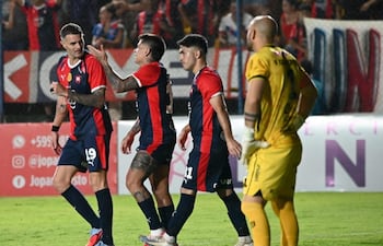 Los jugadores de Cerro Porteño festejan un gol en el partido ante Sportivo San Lorenzo por la segunda fecha del torneo Apertura 2026 de la Primera División de Paraguay en el estadio Erico Galeano, en Asunción, Paraguay.