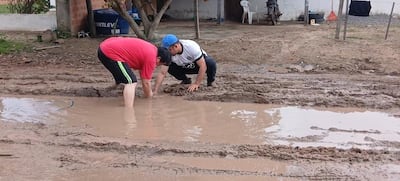 Vecinos del barrio Villa Policial de Pilar intentan arreglar un caño roto de la ESSAP que inunda las calles y patios de las casas desde hace una semana, según denunciaron.