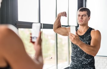 Hombre obsesionado con su imagen corporal.