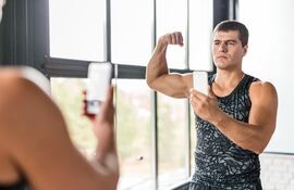 Hombre obsesionado con su imagen corporal.