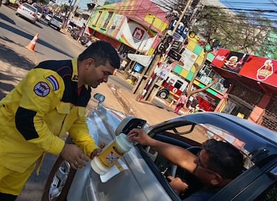 Los bomberos voluntarios están apostados en varios puntos de la ciudad.