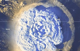 Una imagen satelital muestra la erupción del volcán Hunga Tonga en el Pacífico sur.