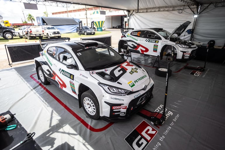 Los autos de Alejandro Galanti y Tiago Weiler (Toyota GR Yaris Rally2), en la previa de una nueva edición del Rally de Erechim, en Brasil.