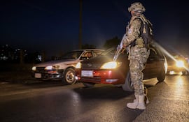 Un solado talibán en un punto de control de vehículos en Kabul, ayer jueves.