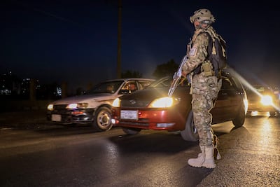 Un solado talibán en un punto de control de vehículos en Kabul, ayer jueves.
