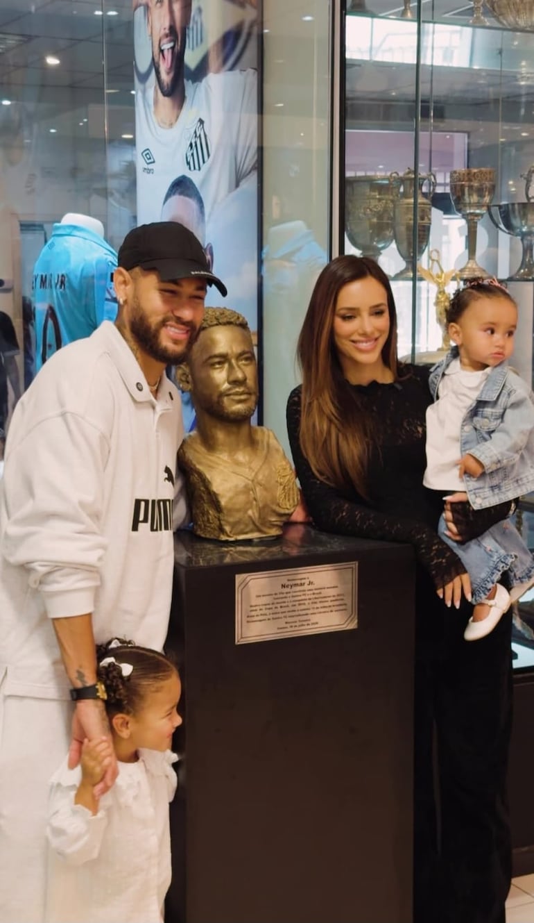 Neymar recibió el homenaje del Santos rodeado del amor de su familia. (Instagram/Bruna Biancardi)