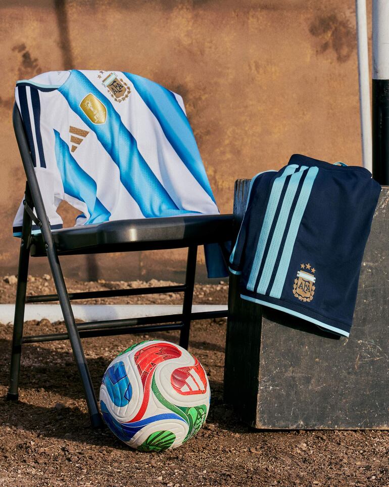 Fotografía cedida por Adidas que muestra el nuevo uniforme de la selección argentina de fútbol presentada este miércoles, que utilizará durante el Mundial 2026 de Estados Unidos, Canadá y México.