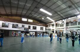 Estudiantes del Colegio Nacional Presidente Franco, salen al patio en horarios en los que no tienen docentes.