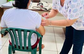 Imagen ilustrativa de persona recibiendo una dosis de vacunación.