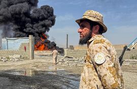 Un miembro de las fuerzas talibanas de seguridad cerca del sitio de un bombardeo paquistaní, este viernes en Kandahar.