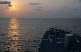 El destructor de misiles guiados USS Pinckney (DDG 91) observa un buque mercante mientras patrulla aplicando el bloqueo de Estados Unidos contra Irán en mayo de este año.