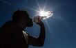 Una de las recomendaciones ante la ola de calor es hidratarse adecuadamente.