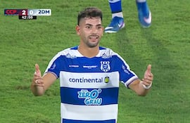 El volante del Sportivo 2 de Mayo, Sergio Sanabria pidiendo explicaciones al árbitro Derlis López, luego de que este le exhibiera la roja directa en la derrota ante Cerro Porteño.