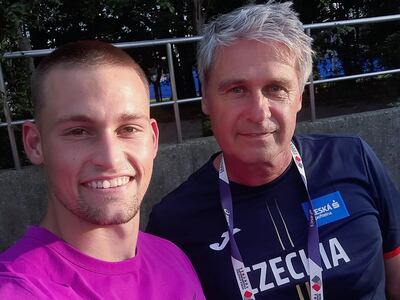 Lars Flaming, en una selfie junto con la leyenda de la jabalina,
el checo Jan Zelezný, multicampeón mundial y olímpico.