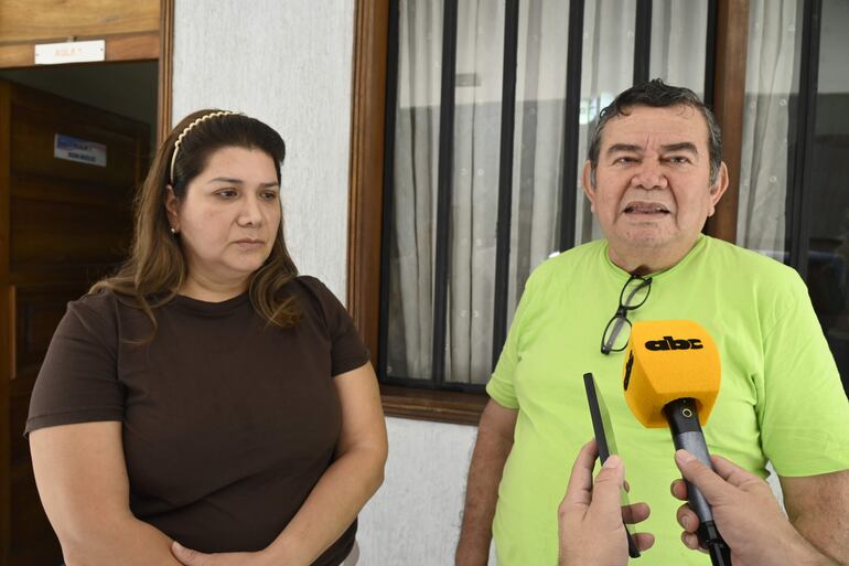 Grecia Arce y Mario Arrúa, de la comisión vecinal "Vecinos en Acción".