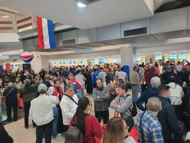Cientos de hinchas parten a Estados Unidos para alentar a Paraguay en el Mundial