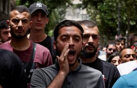 La gente corea consignas durante una manifestación en Ramallah, en la ocupada Cisjordania, el 27 de mayo de 2024, para protestar por un ataque israelí nocturno contra un campamento para palestinos desplazados internos en Rafah, en la Franja de Gaza.