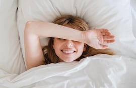 Mujer en la cama.