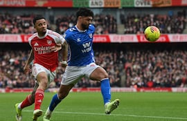 El delantero brasileño del Arsenal, Gabriel Jesus (izq.), compite con el defensa paraguayo del Sunderland, Omar Alderete (der.), durante el partido de la Premier League inglesa entre el Arsenal y el Sunderland en el Emirates Stadium de Londres el 7 de febrero de 2026. (Foto de Glyn KIRK / AFP)