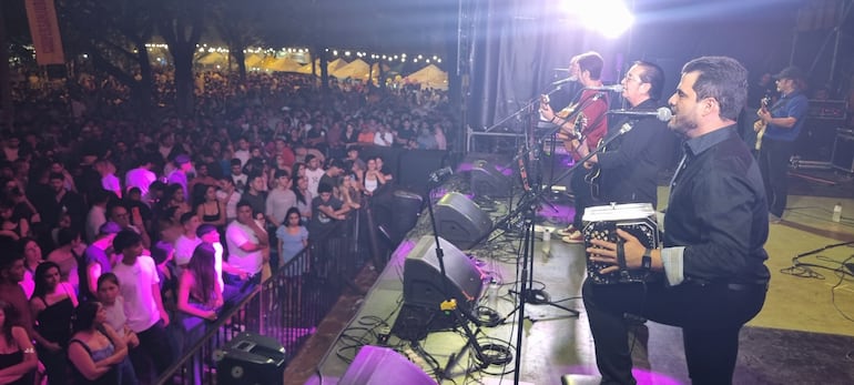 Gruspo Generación de Villarrica, fue uno de los grupo nacional que deleito al público con sus maravillosas interpretaciones.