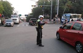 Agente de la PMT dirige el tránsito en la avenida General Santos y Artigas.