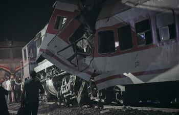Vecinos y rescatistas se reúnen en el lugar donde chocaron dos trenes, en la ciudad de Zagazig, gobernación de Sharqiya, Egipto