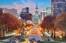 Filadelfia, Pensilvania, EE. UU. Paisaje urbano con vistas a Benjamin Franklin Parkway.