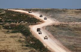 Un convoy de vehículos militares israelíes realiza maniobras en el sur del Líbano, visto desde el lado israelí de la frontera en la Alta Galilea, norte de Israel, el 2 de junio de 2026 (Ilustrativa).