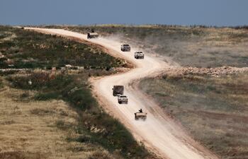 Un convoy de vehículos militares israelíes realiza maniobras en el sur del Líbano, visto desde el lado israelí de la frontera en la Alta Galilea, norte de Israel, el 2 de junio de 2026 (Ilustrativa).