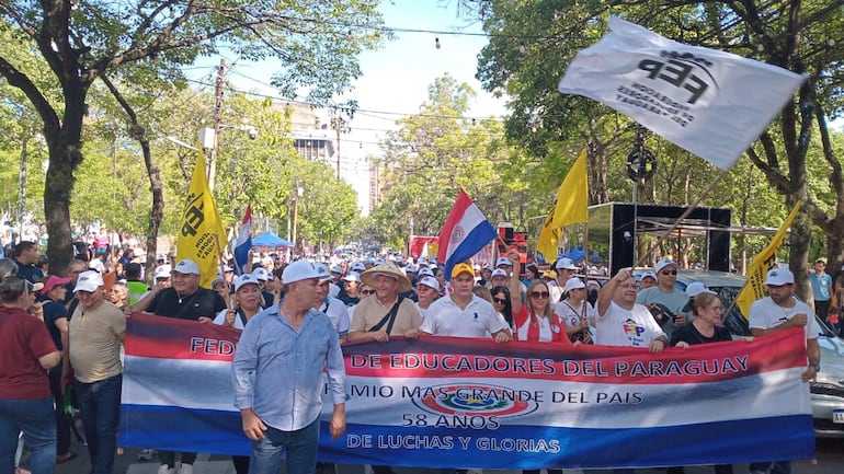 Docentes marchan en el microcentro de Asunción este 10 de marzo, en medio de las discusiones por la reforma de la caja fiscal.