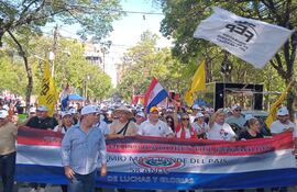 Docentes marchan en el microcentro de Asunción este 10 de marzo, en medio de las discusiones por la reforma de la caja fiscal.