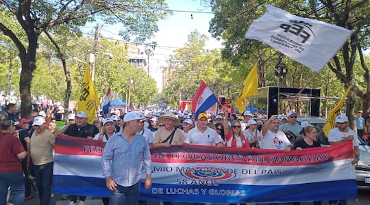 Docentes marchan en el microcentro de Asunción este 10 de marzo, en medio de las discusiones por la reforma de la caja fiscal.