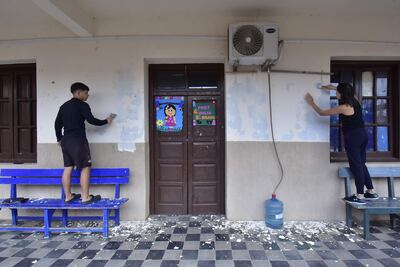 Jóvenes de la organización "Levanta Escuelas" se acercaron para hermosear el CEPPE ante el abandono del MEC.