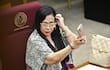 La senadora cartista Norma Aquino (alias Yami Nal), se retoca el pelo durante la sesión en la que se discute la pérdida de investidura de su colega Katty González (PEN).
