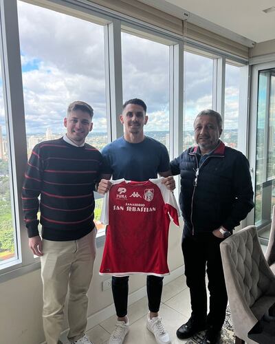 El volante Walter David Rodríguez Burgos (27 años), posando con la camiseta del General Caballero de Juan León Mallorquín.