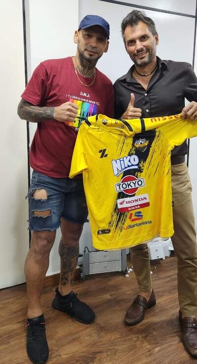 Dionicio “Loco” Pérez y el presidente Luis Vidal, del Deportivo Recoleta.