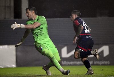 El delantero Juan Manuel Iturbe sale a festejar el tanto del desnivel ante el lamento del guardameta Gerardo Ortiz.