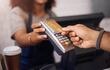 Pago con tarjeta de credito en el pos de un establecimiento gastronómico