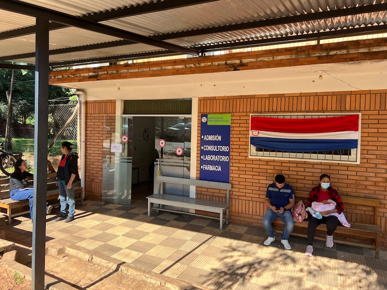 La entrada del IPS de Caacupé muestra un espacio reducido y limitado.