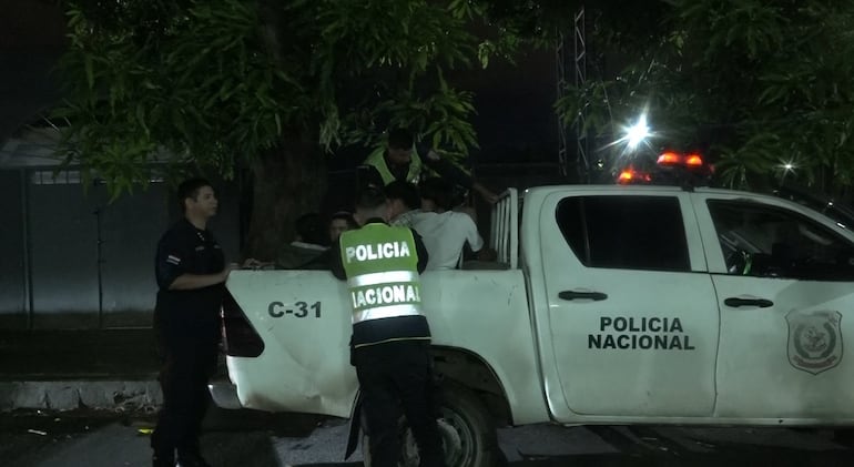 Patrullera de la Comisaría Tercera de Luque traslada a los aprehendidos