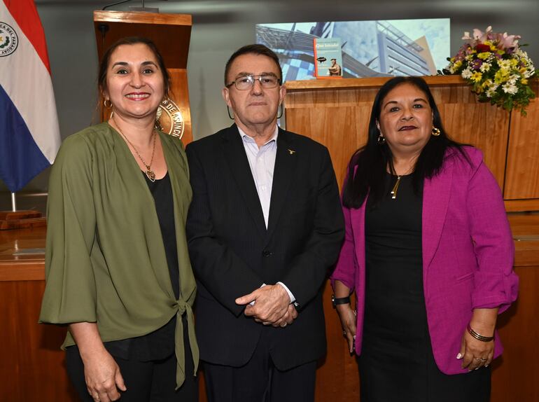 María Graciela López de Vielman, Liduvino Vielman y Gloria Aguayo.