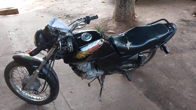 Motocicleta recuperada que fue denunciada como robada en la ciudad de Ypané.