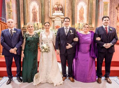 Fueron padrinos Luis Alberto Escobar Barriocanal y Nadia Susana Cazal Zabrodiec; María Teresa Barrail Villalba y Rodrigo José Izaguirre Barrail.