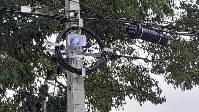La bocina instalada en una columna frente a la escuela y colegio San Pedro Apósto de la ciudad de Ypané. La misma puede ser activada mediante una aplicación .