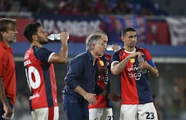 El entrenador de Cerro Porteño, Ariel Holan dando indicaciones el capitán azulgrana Víctor Gustavo Velázquez, aprovechando la pausa en el duelo ante Sportivo 2 de Mayo.