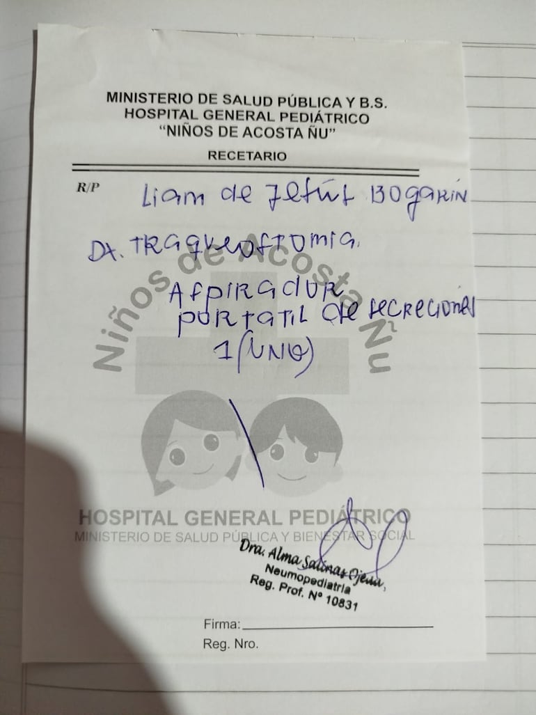 Liam es paciente del Hospital Pediátrico Niños de Acosta Ñú y necesita de una aspiradora para recuperar sus vías aereas.