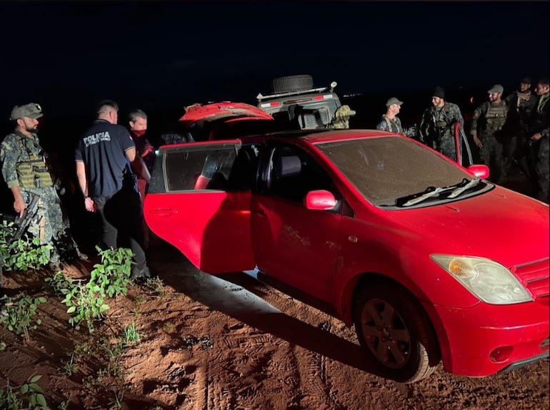 En este automóvil se desplazaba el ahora detenido cuando fue a retirar el dinero (Foto gentileza).