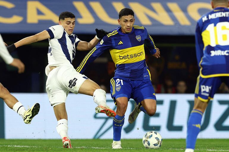 Boca Juniors' midfielder Ezequiel Fernandez (C) vies for the ball with Talleres' Paraguayan midfielder Ramon Sosa during their Argentine Professional Football League Tournament 2024 'Cesar Luis Menotti' match at La Bombonera stadium in Buenos Aires, on May 25, 2024. (Photo by ALEJANDRO PAGNI / AFP)